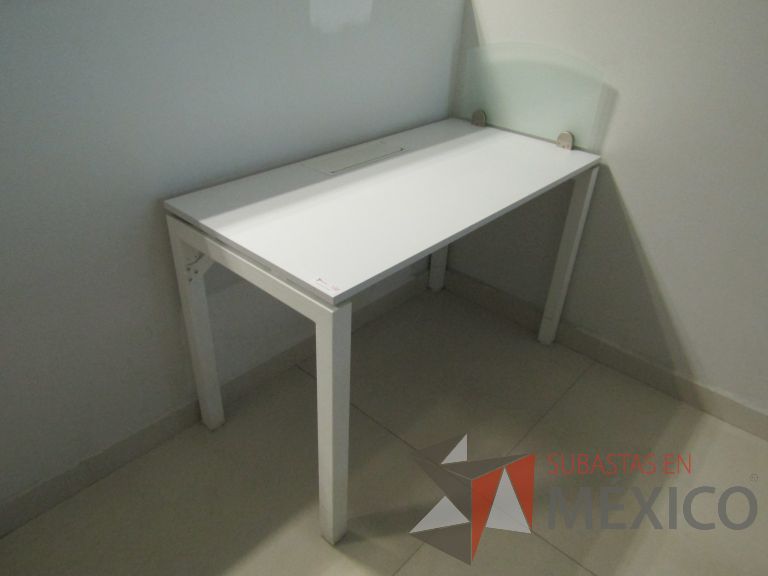 Lote 007 - 2 Mesas de trabajo rectangular con 4 patas metálicas, orificio para cables y mampara divisoria de vidrio. - Imagen 2