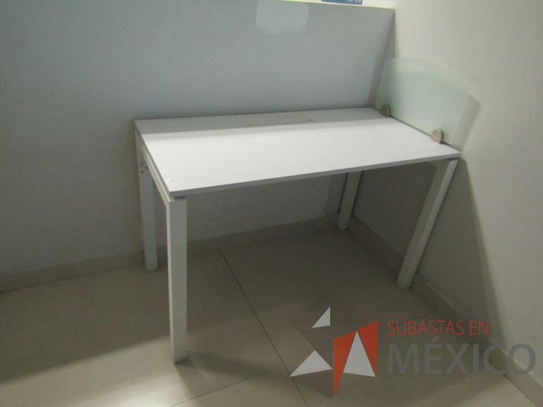 Lote 007 - 2 Mesas de trabajo rectangular con 4 patas metálicas, orificio para cables y mampara divisoria de vidrio. - Imagen 3
