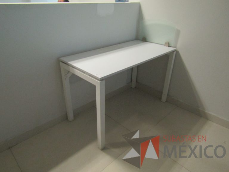 Lote 007 - 2 Mesas de trabajo rectangular con 4 patas metálicas, orificio para cables y mampara divisoria de vidrio.