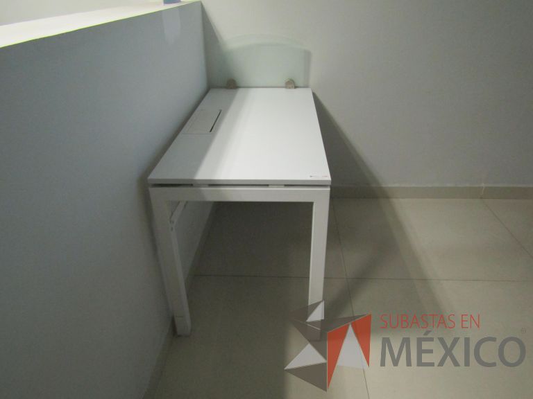 Lote 007 - 2 Mesas de trabajo rectangular con 4 patas metálicas, orificio para cables y mampara divisoria de vidrio. - Imagen 6