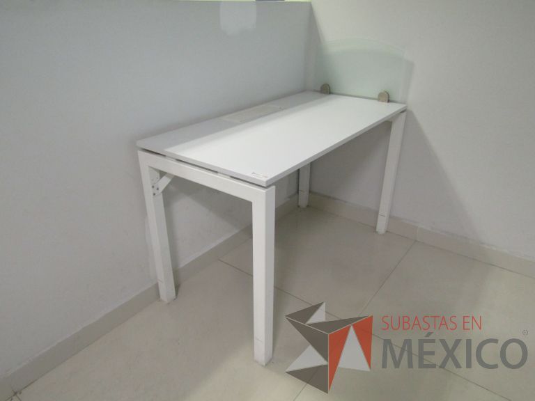 Lote 007 - 2 Mesas de trabajo rectangular con 4 patas metálicas, orificio para cables y mampara divisoria de vidrio. - Imagen 7