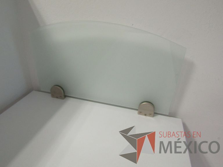Lote 007 - 2 Mesas de trabajo rectangular con 4 patas metálicas, orificio para cables y mampara divisoria de vidrio. - Imagen 8