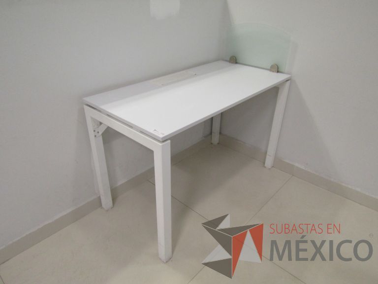Lote 007 - 2 Mesas de trabajo rectangular con 4 patas metálicas, orificio para cables y mampara divisoria de vidrio. - Imagen 10