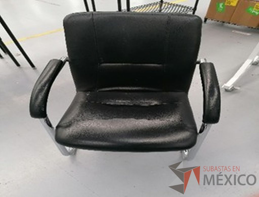 Lote 142 - 2 Sillas de visita tipo trineo con descansabrazos, asiento y respaldo en vinil color negro