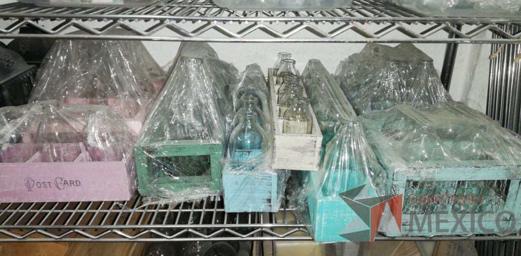 Lote 084 - Lote de 8 cajas decorativas diferentes colores y tamaños, 2 botellas turquesa de 32 cm alto