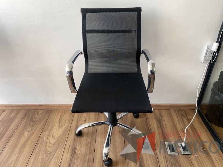 Lote 055 - Silla operativa con ruedas, descansabrazos, asiento y respaldo en malla color negro