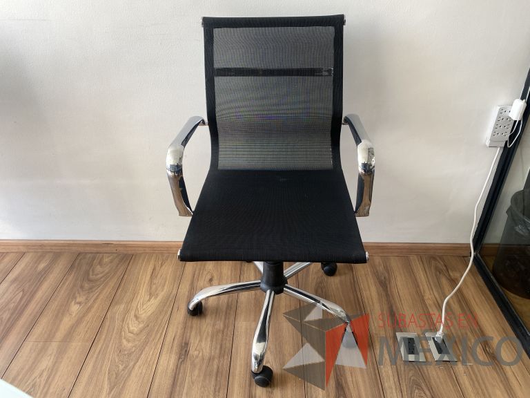 Lote 055 - Silla operativa con ruedas, descansabrazos, asiento y respaldo en malla color negro - Imagen 2