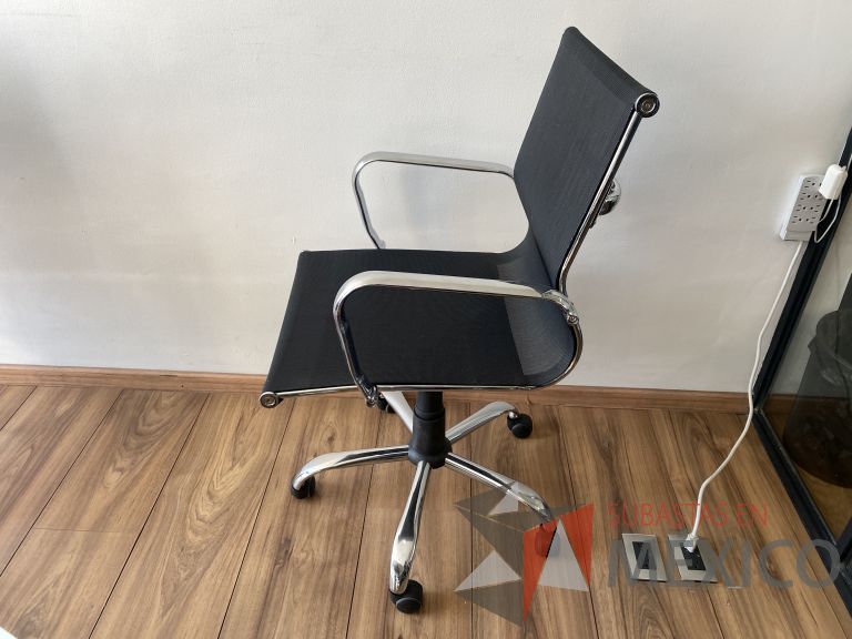Lote 055 - Silla operativa con ruedas, descansabrazos, asiento y respaldo en malla color negro - Imagen 3