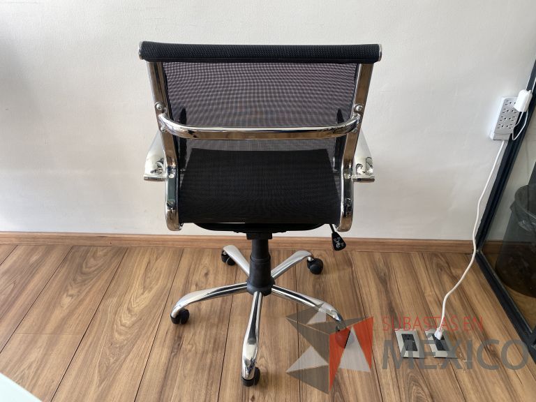 Lote 055 - Silla operativa con ruedas, descansabrazos, asiento y respaldo en malla color negro - Imagen 4