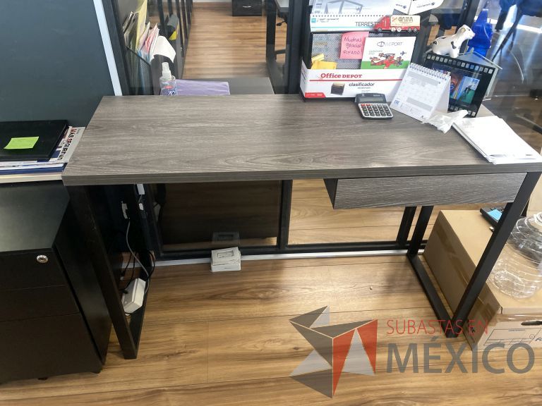 Lote 040 - Escritorio con 1 cajón, base metálica y cubierta color café