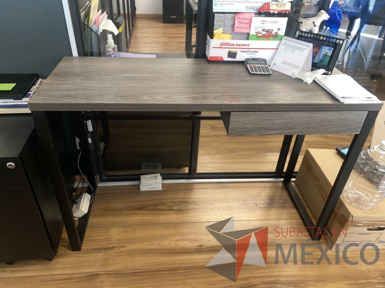 Lote 040 - Escritorio con 1 cajón, base metálica y cubierta color café - Imagen 2