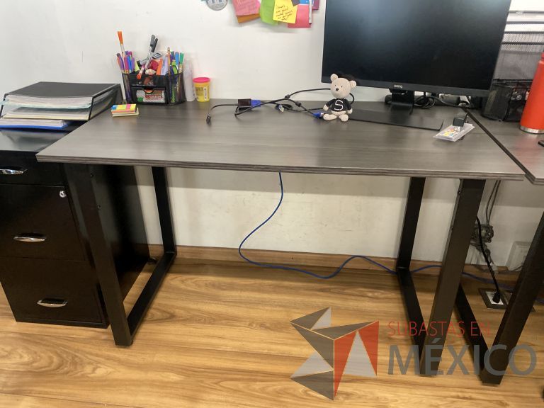 Lote 041 - Mesa de trabajo con base metálica y cubierta color café - Imagen 2