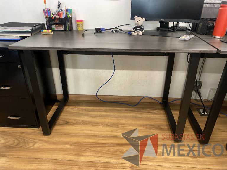 Lote 041 - Mesa de trabajo con base metálica y cubierta color café - Imagen 3