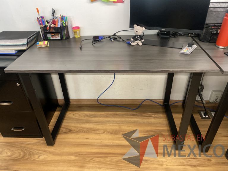 Lote 041 - Mesa de trabajo con base metálica y cubierta color café