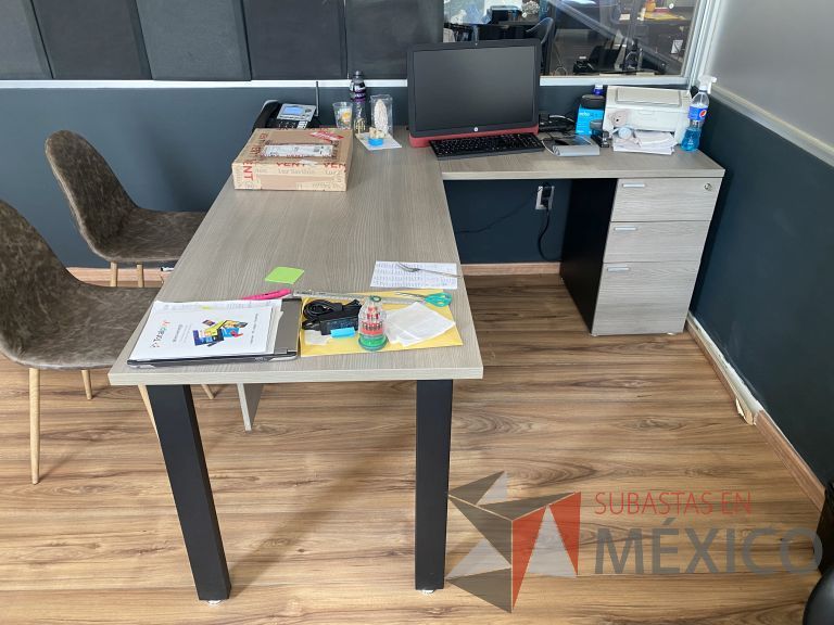 Lote 001 - Escritorio en escuadra con 1 Credenza de 2 cajones
