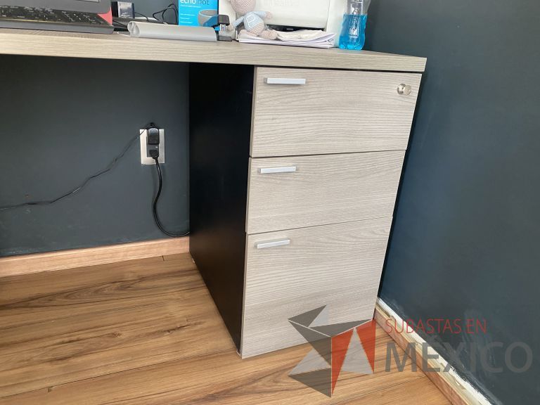 Lote 001 - Escritorio en escuadra con 1 Credenza de 2 cajones - Imagen 4
