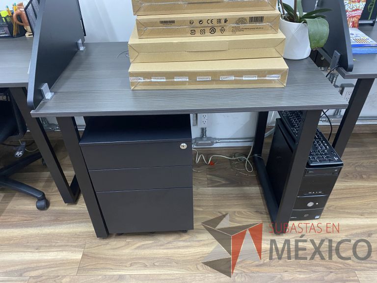 Lote 032 - Mesa de trabajo con base metálica y cubierta color café