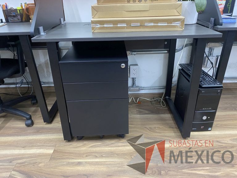 Lote 032 - Mesa de trabajo con base metálica y cubierta color café - Imagen 2