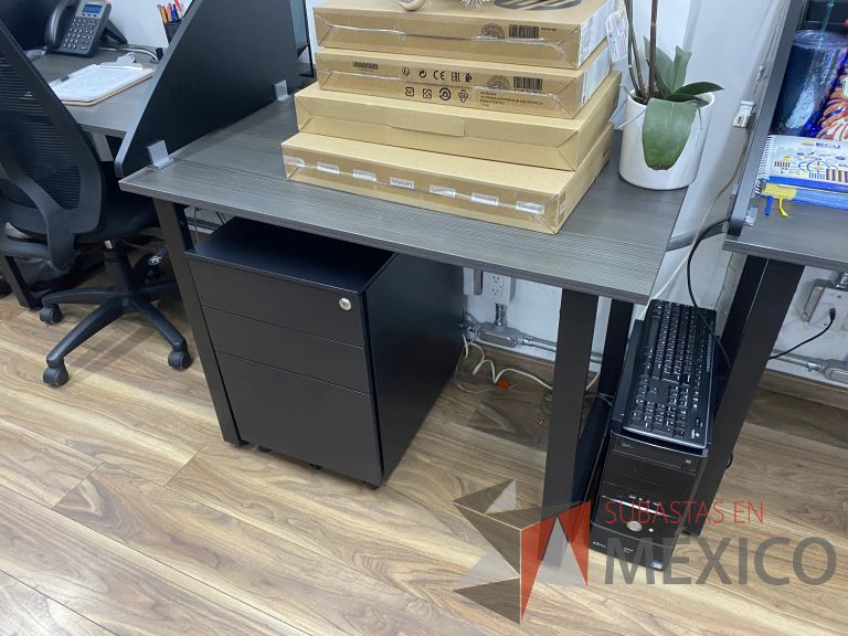 Lote 032 - Mesa de trabajo con base metálica y cubierta color café - Imagen 4