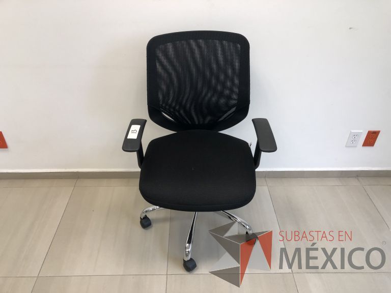 Lote 002 - Silla operativa con ruedas, descansabrazos, respaldo en malla y asiento en tela color negro - Imagen 2