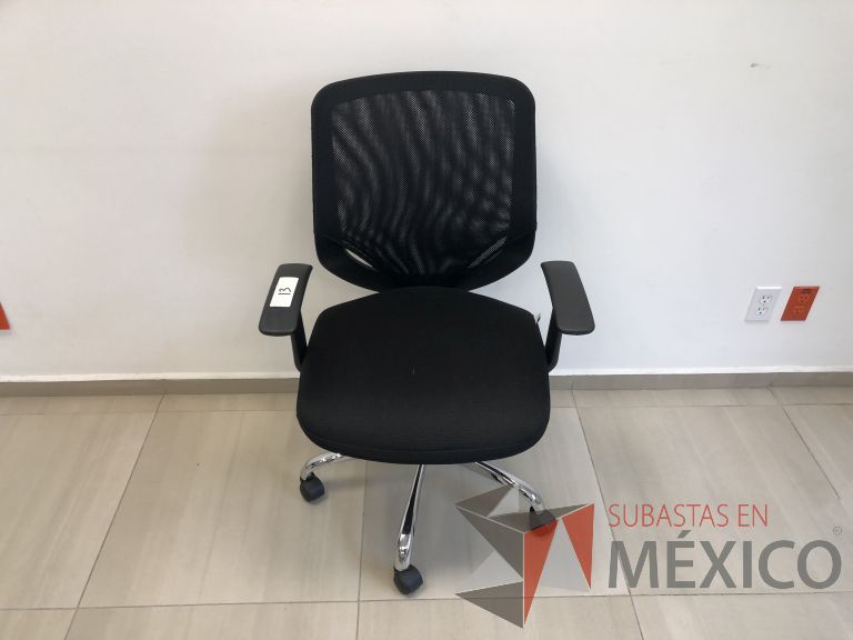 Lote 002 - Silla operativa con ruedas, descansabrazos, respaldo en malla y asiento en tela color negro