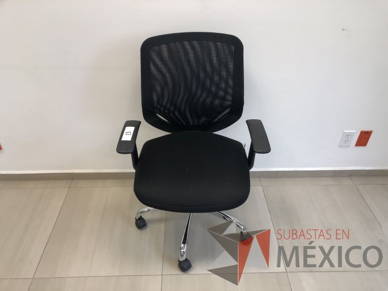 Lote 002 - Silla operativa con ruedas, descansabrazos, respaldo en malla y asiento en tela color negro - Imagen 3