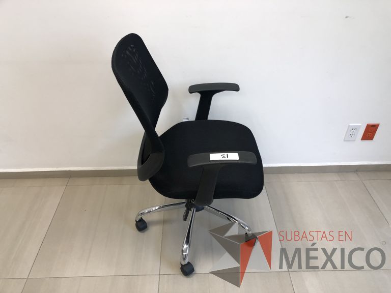 Lote 002 - Silla operativa con ruedas, descansabrazos, respaldo en malla y asiento en tela color negro - Imagen 5