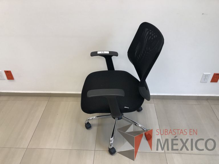 Lote 002 - Silla operativa con ruedas, descansabrazos, respaldo en malla y asiento en tela color negro - Imagen 8
