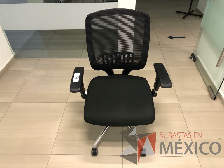 Lote 004 - Silla operativa con ruedas, descansabrazos, respaldo en malla y asiento en tela color negro - Imagen 3