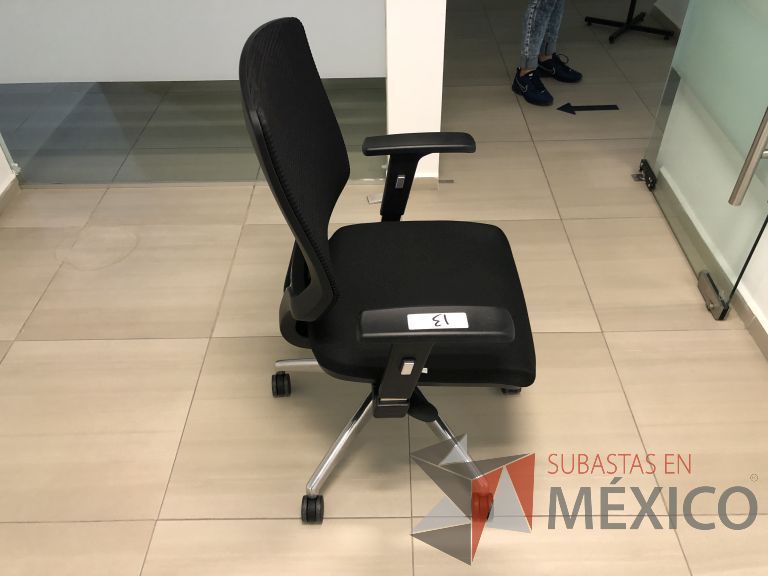 Lote 004 - Silla operativa con ruedas, descansabrazos, respaldo en malla y asiento en tela color negro - Imagen 2