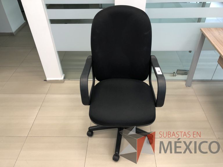 Lote 008 - Silla ejecutiva con ruedas, descansabrazos, asiento y respaldo alto