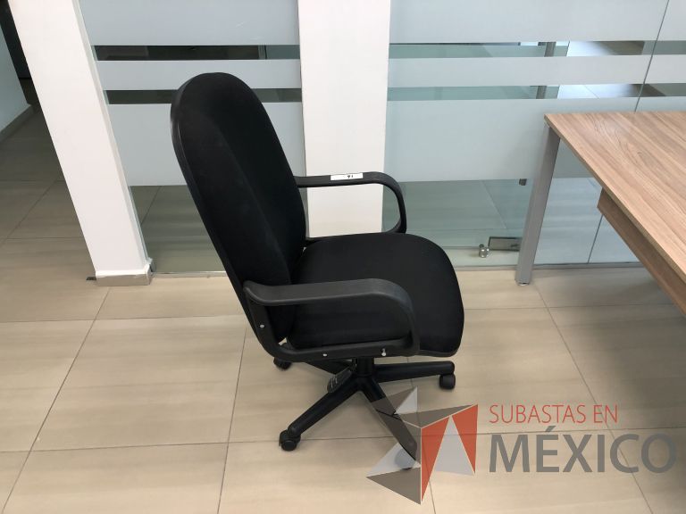 Lote 008 - Silla ejecutiva con ruedas, descansabrazos, asiento y respaldo alto - Imagen 4