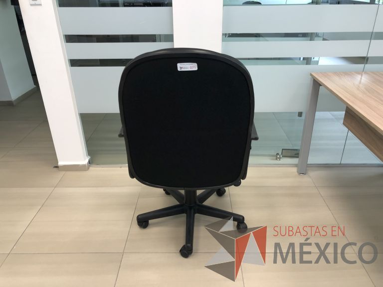 Lote 008 - Silla ejecutiva con ruedas, descansabrazos, asiento y respaldo alto - Imagen 3