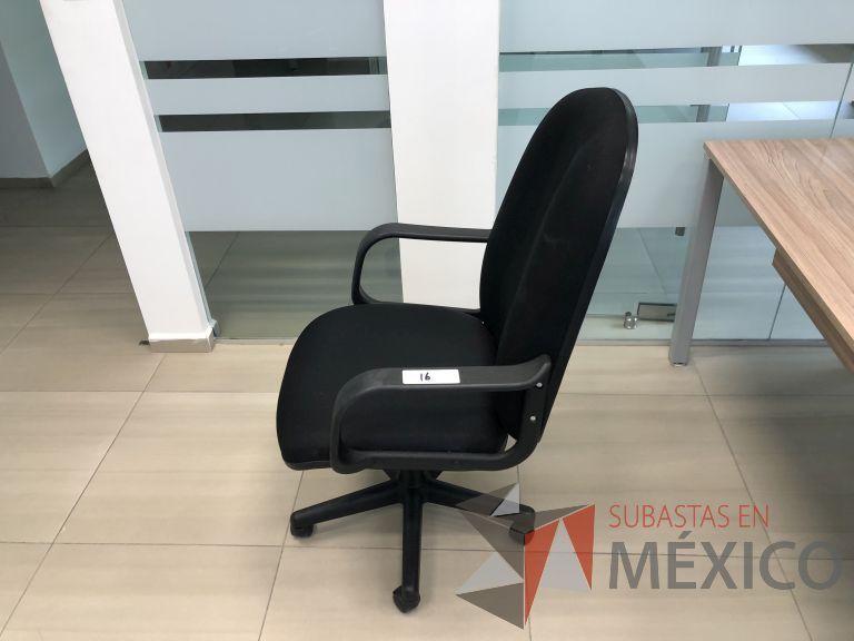 Lote 008 - Silla ejecutiva con ruedas, descansabrazos, asiento y respaldo alto - Imagen 2