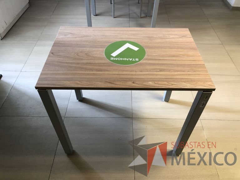 Lote 010 - Mesa de trabajo, patas metálicas y cubierta color madera - Imagen 7