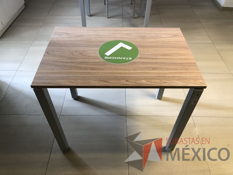 Lote 010 - Mesa de trabajo, patas metálicas y cubierta color madera