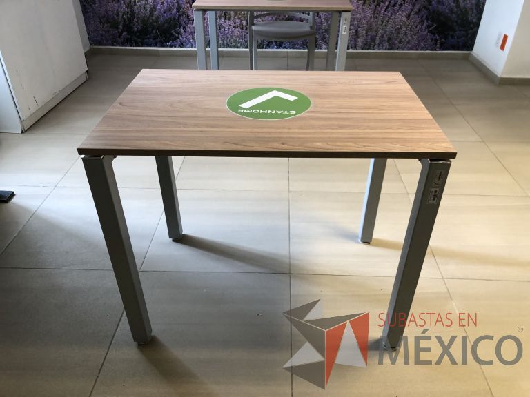 Lote 010 - Mesa de trabajo, patas metálicas y cubierta color madera - Imagen 6