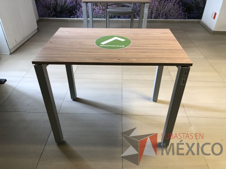 Lote 010 - Mesa de trabajo, patas metálicas y cubierta color madera - Imagen 5
