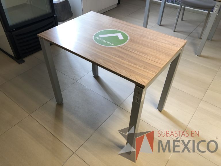 Lote 010 - Mesa de trabajo, patas metálicas y cubierta color madera - Imagen 4