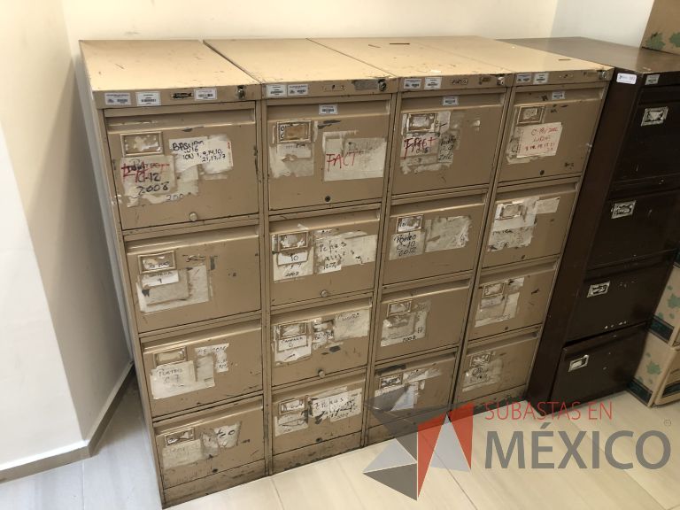 Lote 017 - Archivero vertical metálico de 4 cajones color café