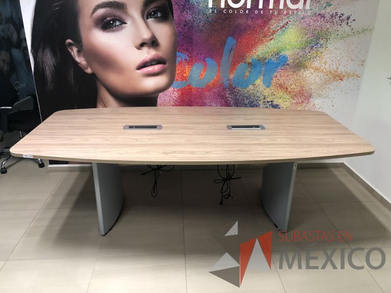 Lote 021 - Mesa de sala de juntas para 12 personas con accesorios para conexión - Imagen 3