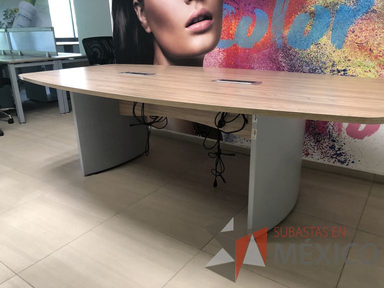 Lote 021 - Mesa de sala de juntas para 12 personas con accesorios para conexión - Imagen 5