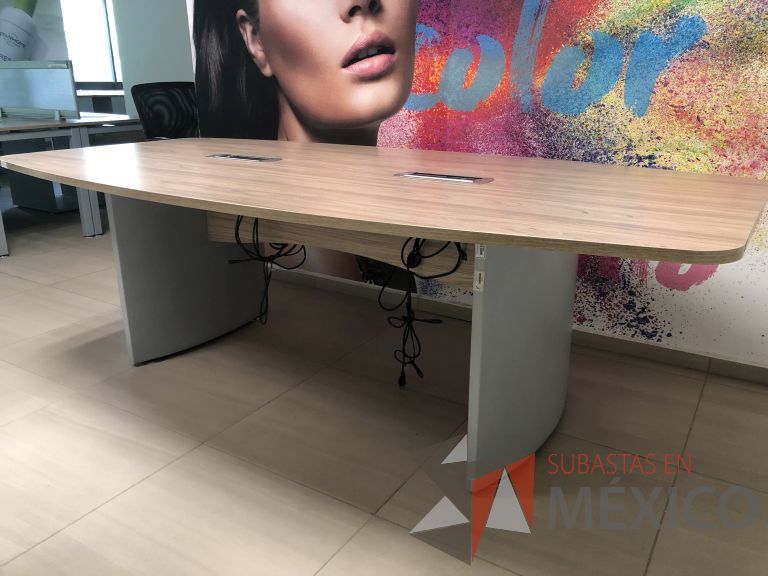 Lote 021 - Mesa de sala de juntas para 12 personas con accesorios para conexión - Imagen 6