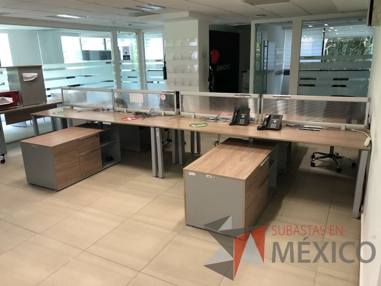 Lote 022 - Estación de trabajo para 6 personas, 3 Credenzas con 4 cajones y 2 entrepaños - Imagen 2