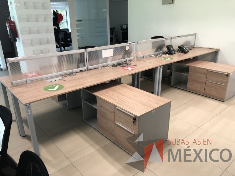Lote 022 - Estación de trabajo para 6 personas, 3 Credenzas con 4 cajones y 2 entrepaños - Imagen 3