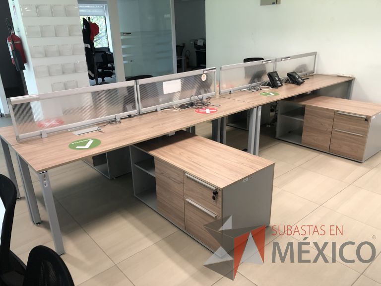 Lote 022 - Estación de trabajo para 6 personas, 3 Credenzas con 4 cajones y 2 entrepaños - Imagen 4