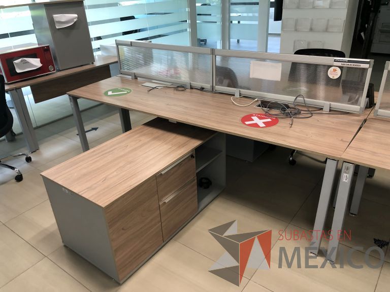 Lote 022 - Estación de trabajo para 6 personas, 3 Credenzas con 4 cajones y 2 entrepaños - Imagen 5
