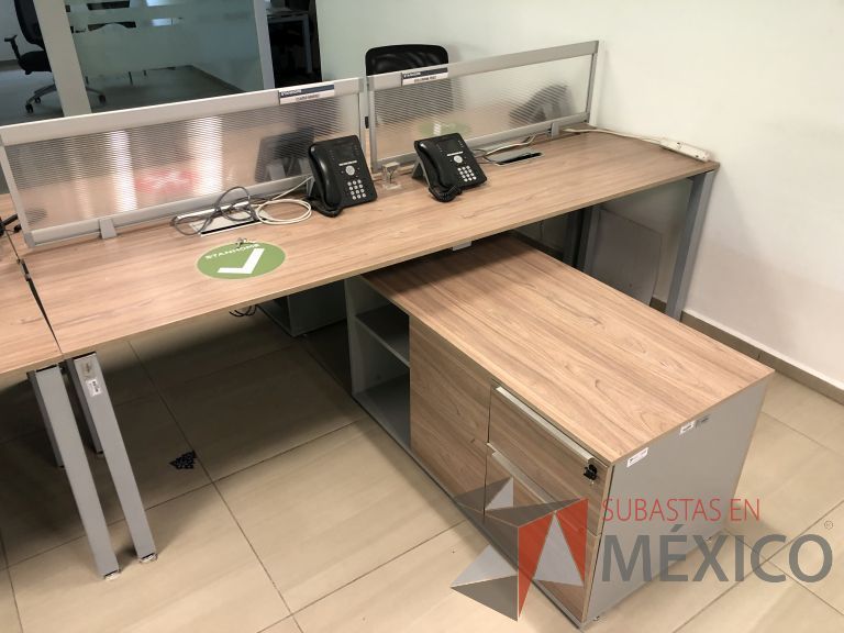 Lote 022 - Estación de trabajo para 6 personas, 3 Credenzas con 4 cajones y 2 entrepaños - Imagen 6