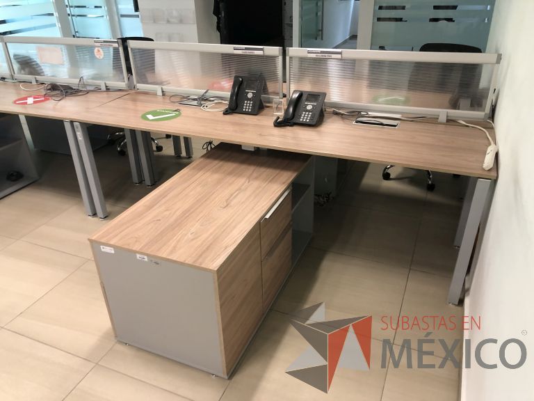 Lote 022 - Estación de trabajo para 6 personas, 3 Credenzas con 4 cajones y 2 entrepaños - Imagen 7