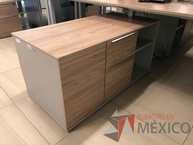 Lote 022 - Estación de trabajo para 6 personas, 3 Credenzas con 4 cajones y 2 entrepaños - Imagen 8